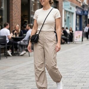 ​A New Day High-Rise Parachute Pants – Beige Talla 8